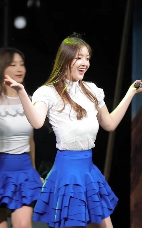Phục lăn cách xử lý sự cố trang phục biểu diễn của các nữ idol Hàn