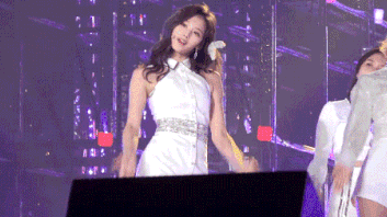 Phục lăn cách xử lý sự cố trang phục biểu diễn của các nữ idol Hàn