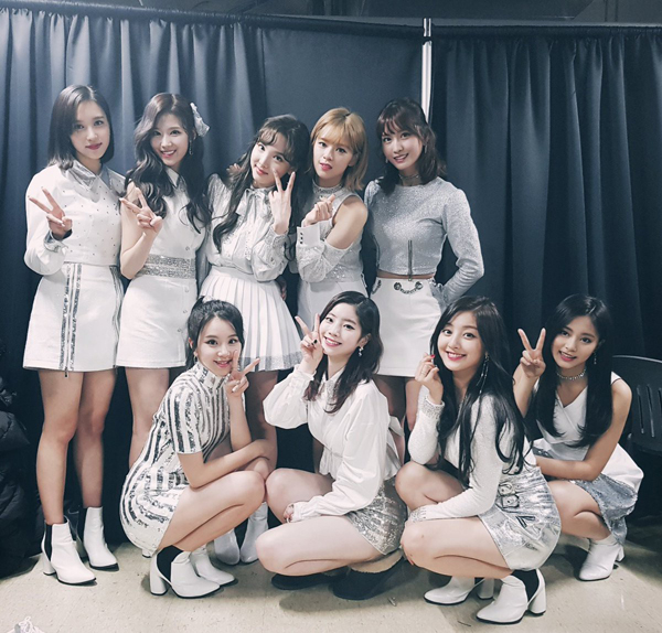 Phục lăn cách xử lý sự cố trang phục biểu diễn của các nữ idol Hàn