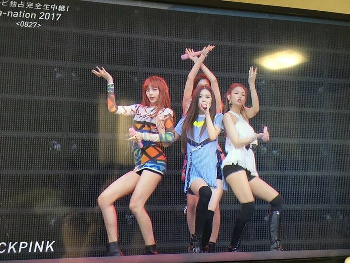 Phục lăn cách xử lý sự cố trang phục biểu diễn của các nữ idol Hàn