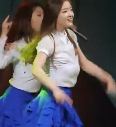 Phục lăn cách xử lý sự cố trang phục biểu diễn của các nữ idol Hàn