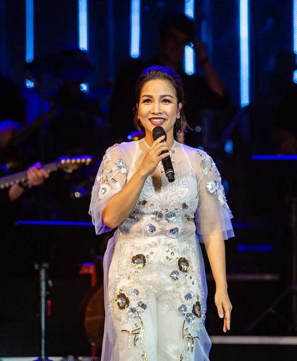Hương Giang lộng lẫy với đầm xuyên thấu, Khả Như lọt top sao mặc xấu