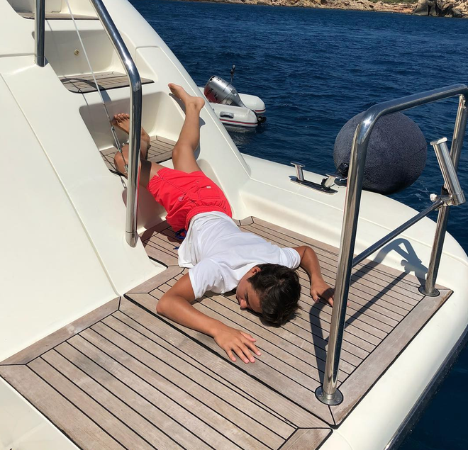 Hội Rich Kid tích cực lăng xê mốt chụp ảnh ngã sấp mặt