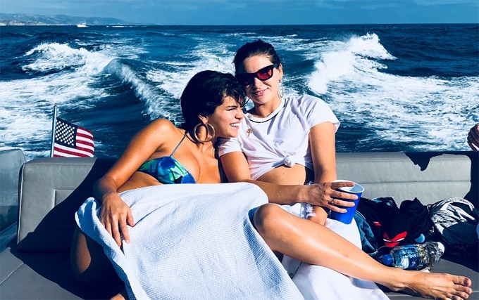 Selena vừa tung ảnh sexy, Hailey Baldwin muốn cưới Justin Bieber ngay