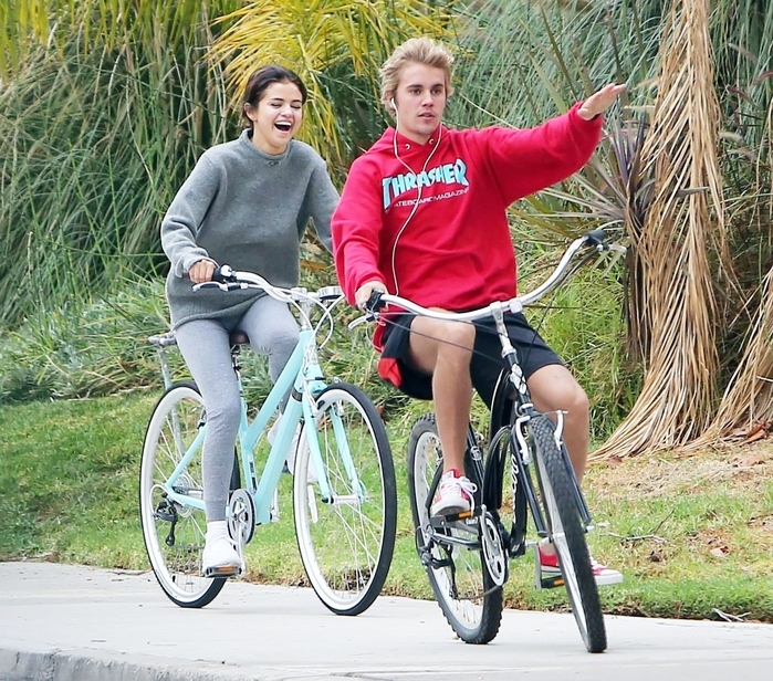Selena vừa tung ảnh sexy, Hailey Baldwin muốn cưới Justin Bieber ngay