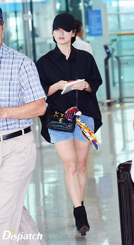 Song Hye Kyo: Loạt ảnh ăn mặc giản dị hết mức trẻ đẹp tại sân bay