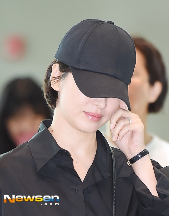 Song Hye Kyo: Loạt ảnh ăn mặc giản dị hết mức trẻ đẹp tại sân bay