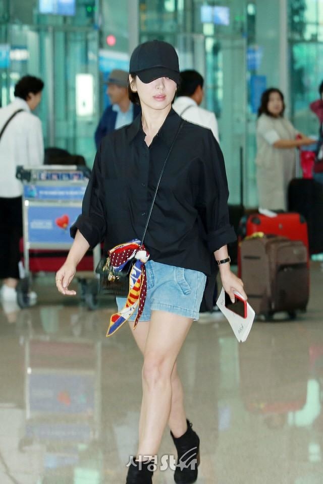 Song Hye Kyo: Loạt ảnh ăn mặc giản dị hết mức trẻ đẹp tại sân bay