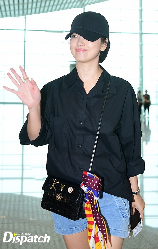 Song Hye Kyo: Loạt ảnh ăn mặc giản dị hết mức trẻ đẹp tại sân bay