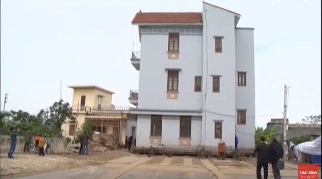 Ngạc nhiên khi biệt thự 600 tấn ở Thái Bình được chuyển đi 50 mét