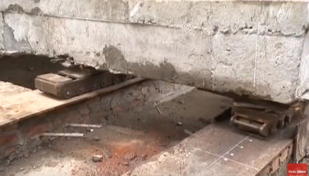 Ngạc nhiên khi biệt thự 600 tấn ở Thái Bình được chuyển đi 50 mét
