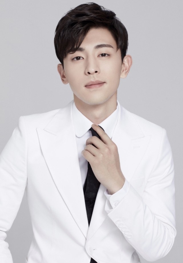 Thái Từ Khôn bất ngờ vượt mặt TFBoys trên bảng xếp hạng Weibo