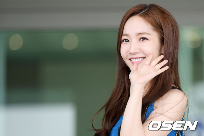Thư ký Kim Park Min Young phơi phới ra sân bay đi chụp tạp chí