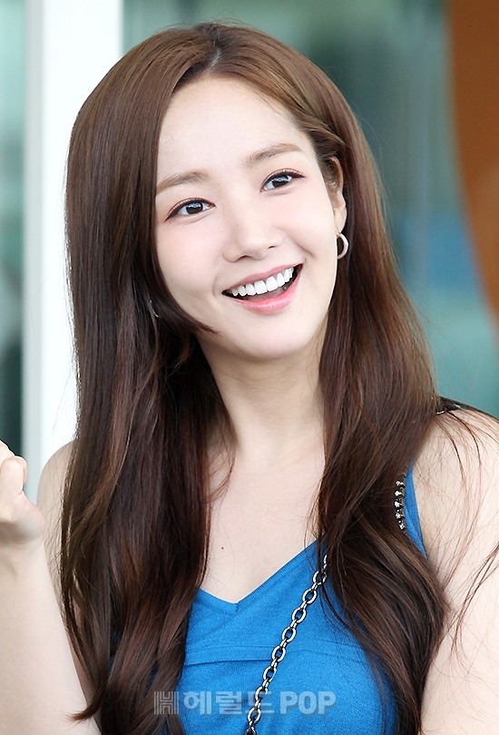 Thư ký Kim Park Min Young phơi phới ra sân bay đi chụp tạp chí