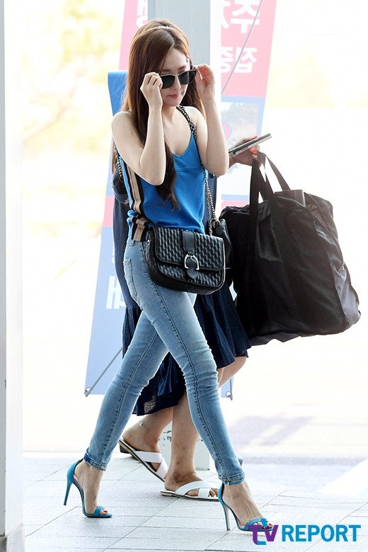 Thư ký Kim Park Min Young phơi phới ra sân bay đi chụp tạp chí