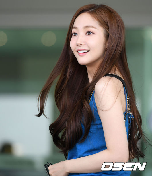 Thư ký Kim Park Min Young phơi phới ra sân bay đi chụp tạp chí