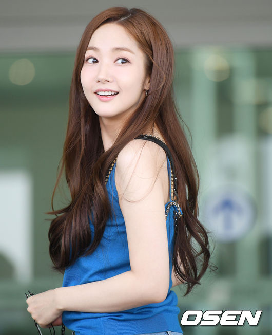 Thư ký Kim Park Min Young phơi phới ra sân bay đi chụp tạp chí