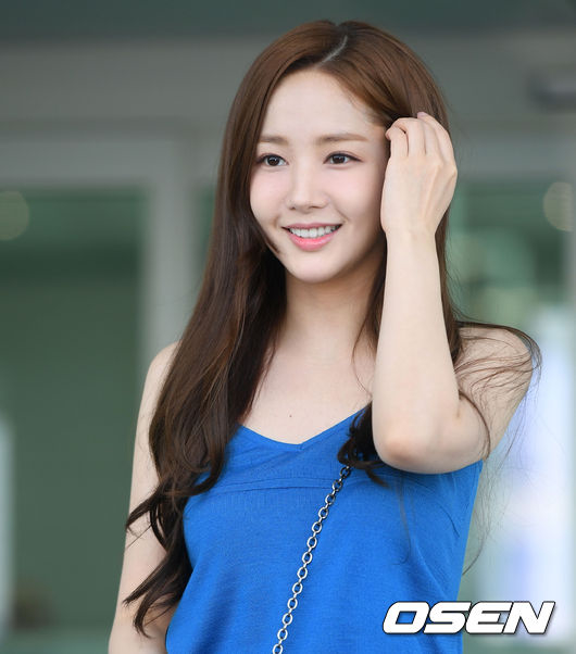 Thư ký Kim Park Min Young phơi phới ra sân bay đi chụp tạp chí