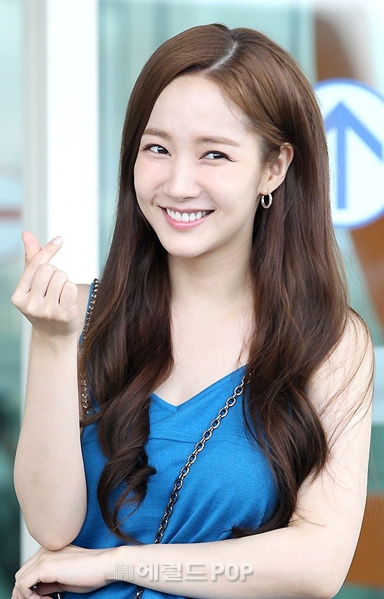Thư ký Kim Park Min Young phơi phới ra sân bay đi chụp tạp chí