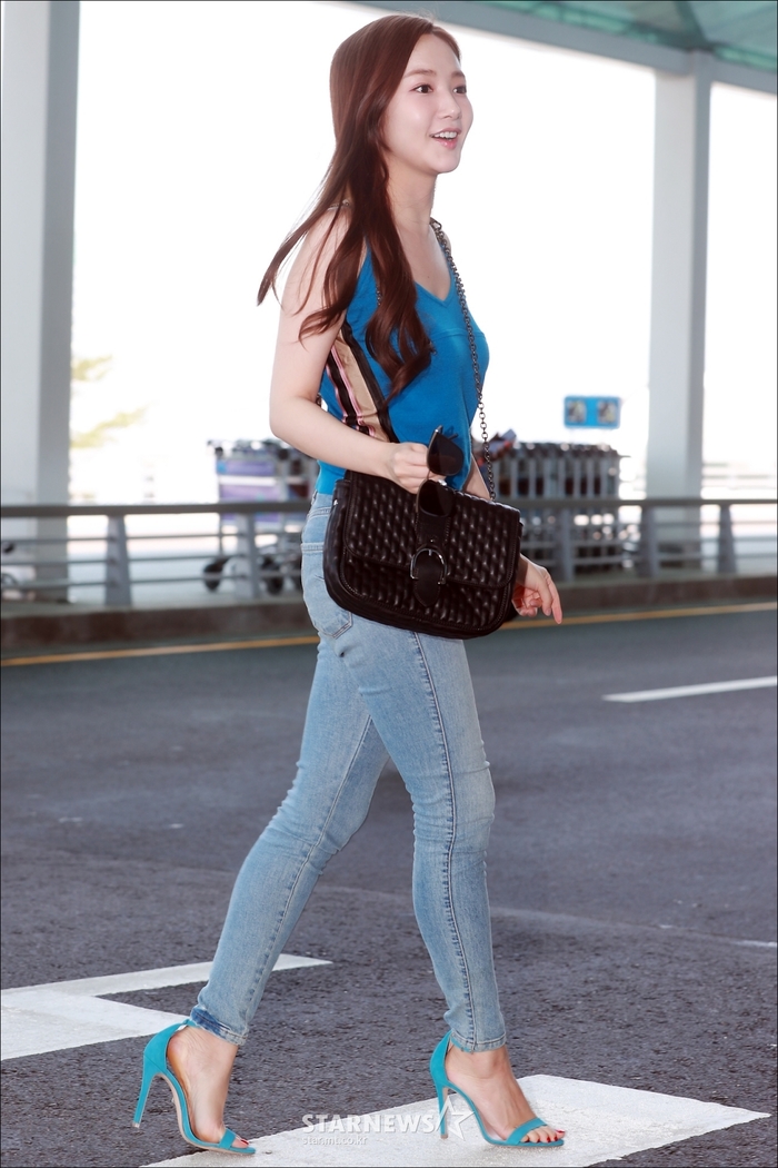 Thư ký Kim Park Min Young phơi phới ra sân bay đi chụp tạp chí