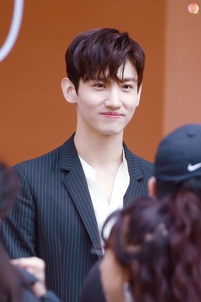 Top 10 nam thần tượng xinh trai nhất Kpop