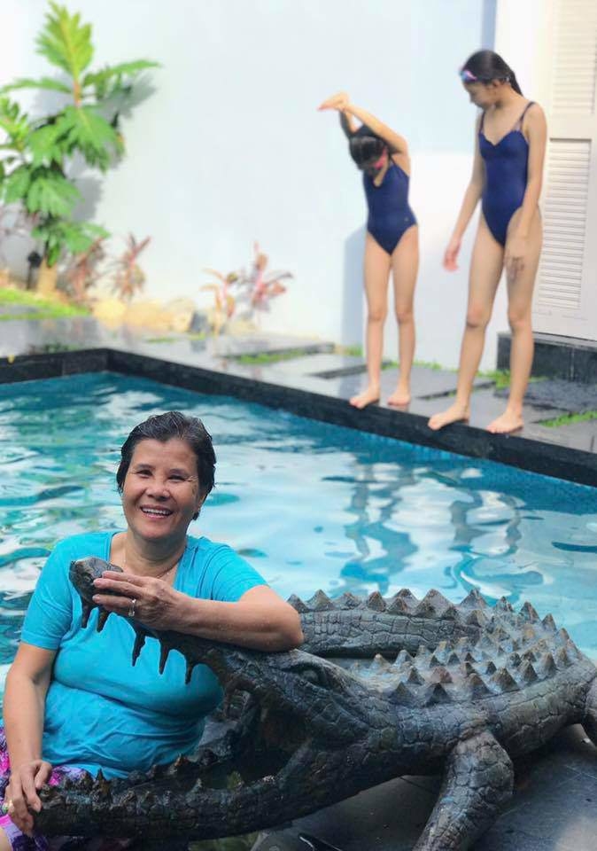 Vợ MC Quyền Linh khoe ảnh mẹ chồng, cư dân mạng lại chú ý đến điểm này