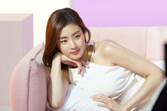 Vóc dáng và thần thái của Kang So Ra lại khiến fan ngơ ngẩn