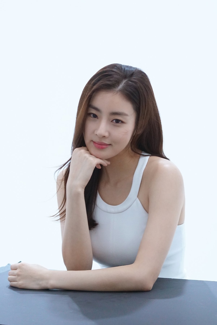 Vóc dáng và thần thái của Kang So Ra lại khiến fan ngơ ngẩn