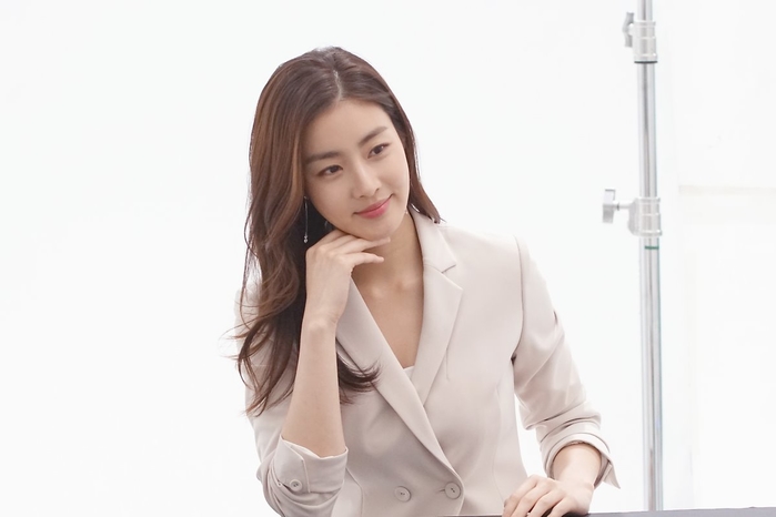 Vóc dáng và thần thái của Kang So Ra lại khiến fan ngơ ngẩn