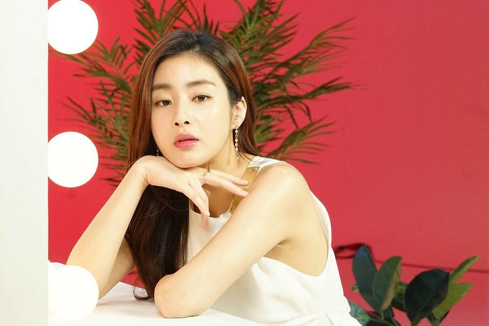 Vóc dáng và thần thái của Kang So Ra lại khiến fan ngơ ngẩn