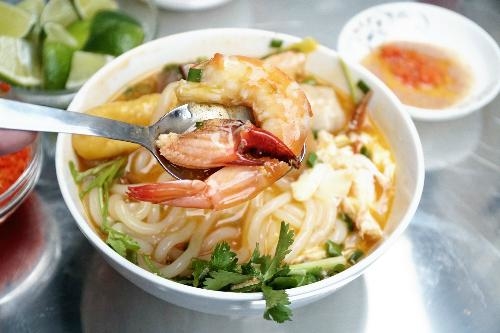 Xôn xao quán bánh canh 300k bị khách hàng tố nâng giá nhờ PR dù dở tệ