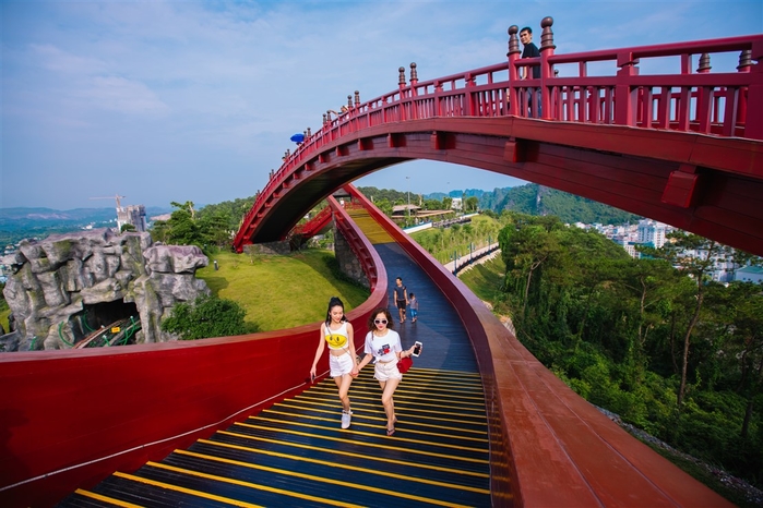 Xuất hiện 1 cây cầu đỏ rực ở Hạ Long khiến giới trẻ nô nức check-in
