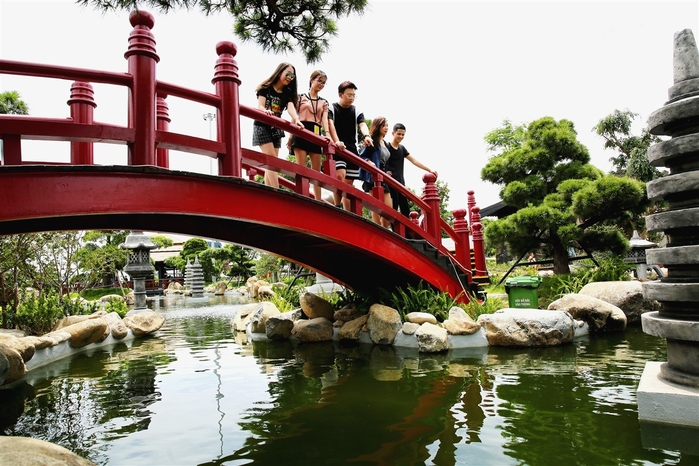 Xuất hiện 1 cây cầu đỏ rực ở Hạ Long khiến giới trẻ nô nức check-in
