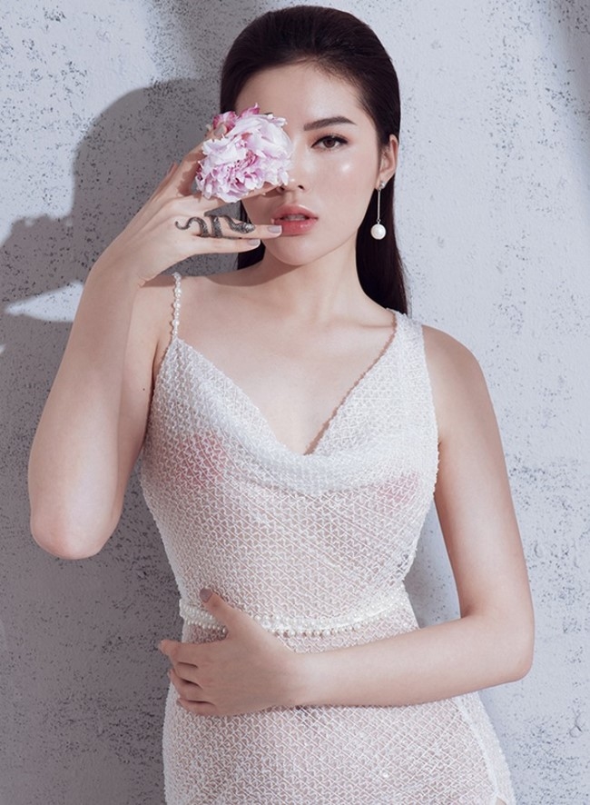 Những pha hớ hênh của mỹ nhân Việt khi diện đầm xuyên thấu phản chủ