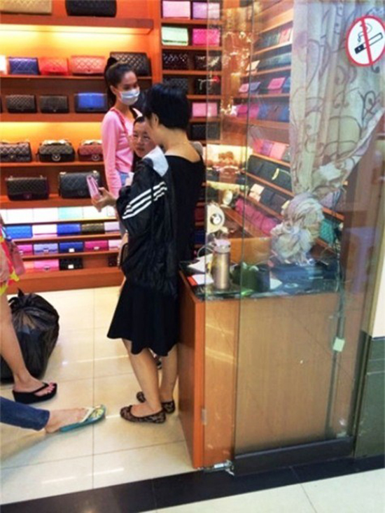 Muôn kiểu sao Việt bị tố dùng túi hàng nhái