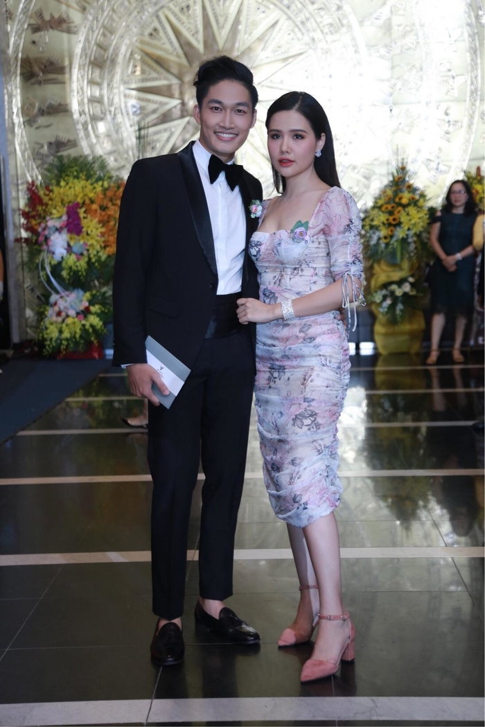 Angela Phương Trinh diện đầm hoa, Mai Phương Thúy lot top mặc xấu