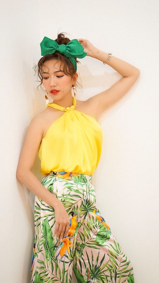 Angela Phương Trinh diện đầm hoa, Mai Phương Thúy lot top mặc xấu