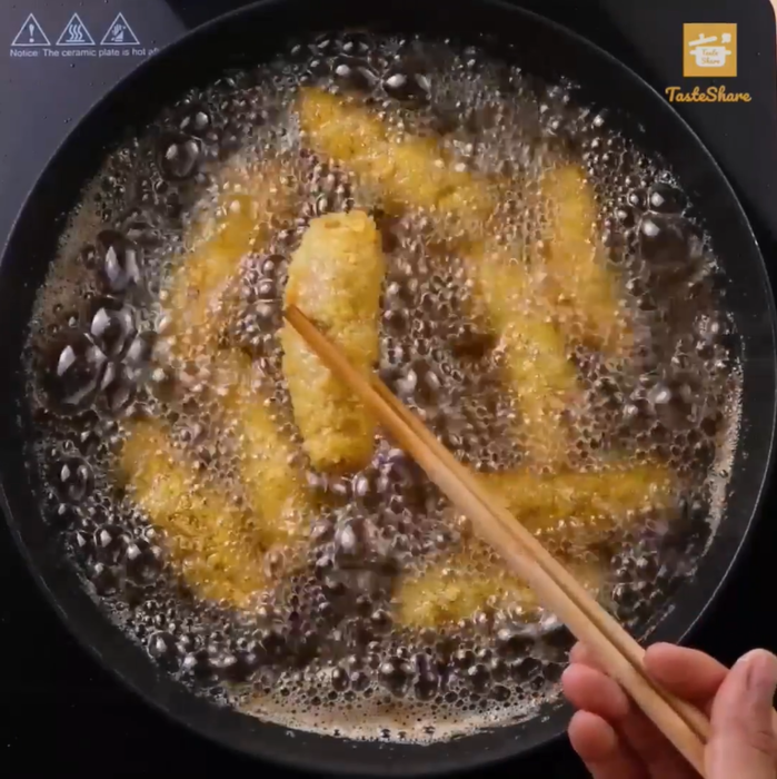 Ăn sang ngay tại nhà với món bò cuộn phô mai chiên xù thơm nức mũi