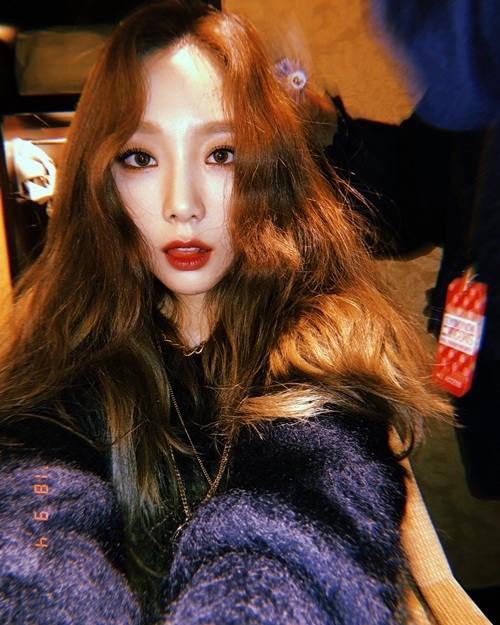 Ảnh hot sao Hàn: Seol Hyun lộ biểu cảm hết hồn tại sân bay