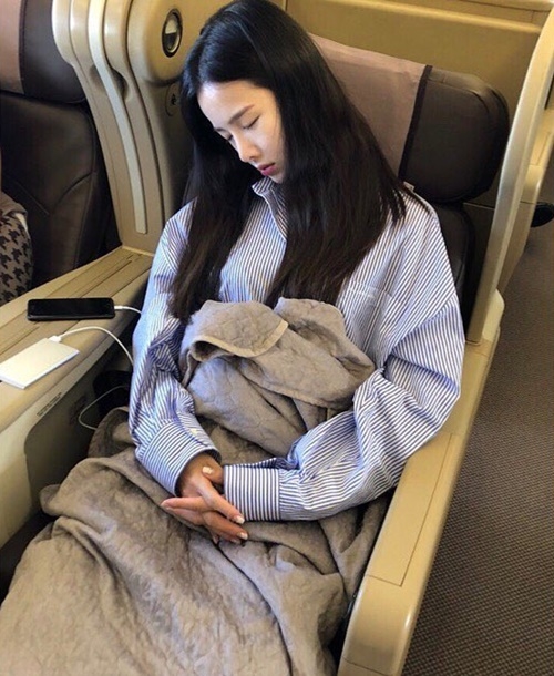 Ảnh hot sao Hàn: Seol Hyun lộ biểu cảm hết hồn tại sân bay