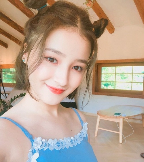 Ảnh hot sao Hàn: Seol Hyun lộ biểu cảm hết hồn tại sân bay