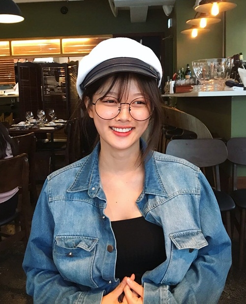 Ảnh hot sao Hàn: Seol Hyun lộ biểu cảm hết hồn tại sân bay