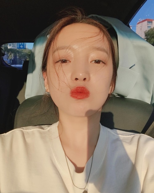 Ảnh hot sao Hàn: Seol Hyun lộ biểu cảm hết hồn tại sân bay