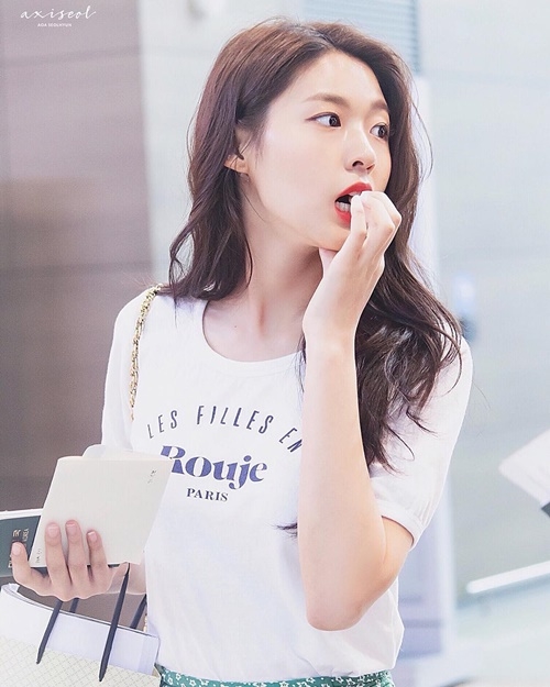 Ảnh hot sao Hàn: Seol Hyun lộ biểu cảm hết hồn tại sân bay