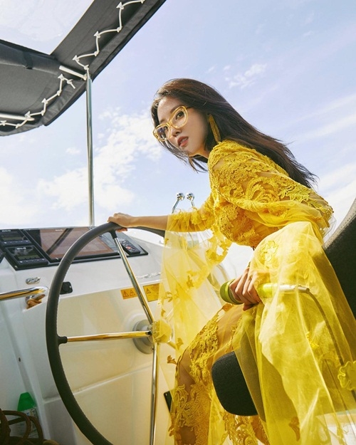 Ảnh hot sao Hàn: Seol Hyun lộ biểu cảm hết hồn tại sân bay