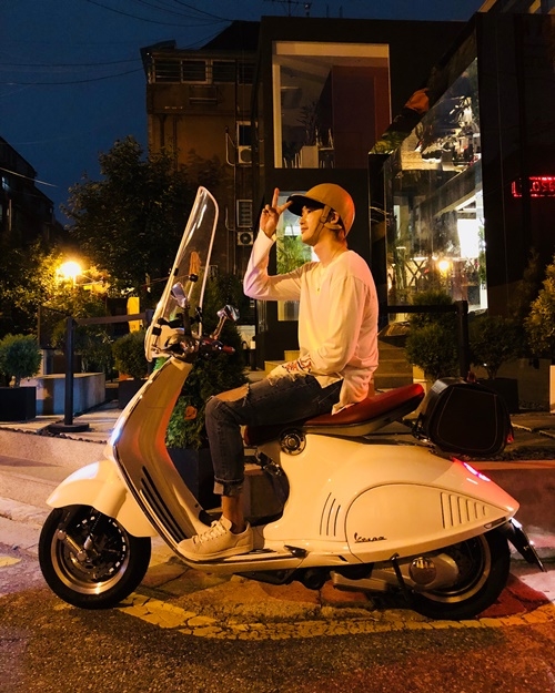Ảnh hot sao Hàn: Seol Hyun lộ biểu cảm hết hồn tại sân bay
