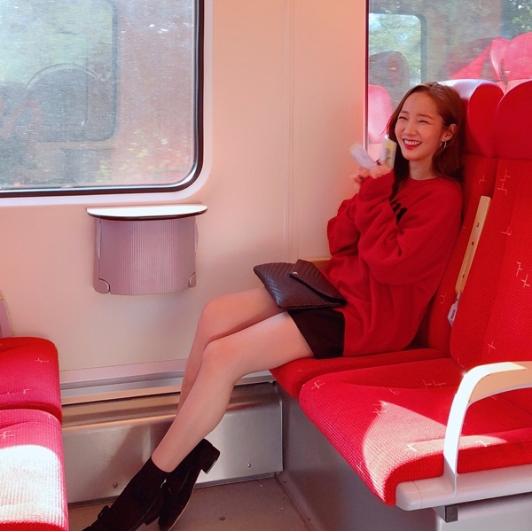 Ảnh hot sao Hàn: Seol Hyun lộ biểu cảm hết hồn tại sân bay