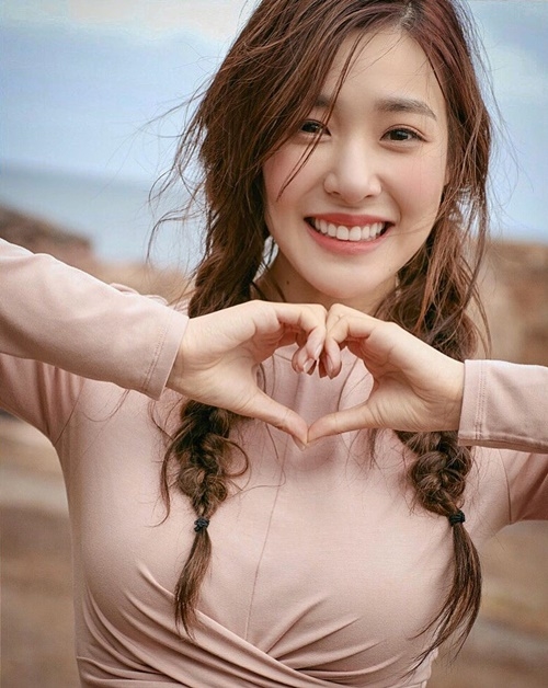 Ảnh hot sao Hàn: Sulli đáng yêu như chú mèo; Lisa khoe eo con kiến