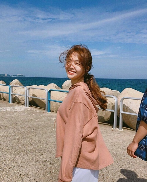 Ảnh hot sao Hàn: Sulli đáng yêu như chú mèo; Lisa khoe eo con kiến
