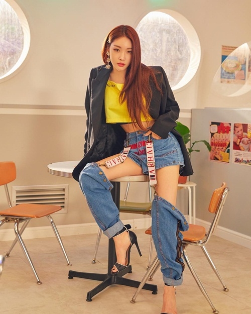 Ảnh hot sao Hàn: Sulli đáng yêu như chú mèo; Lisa khoe eo con kiến